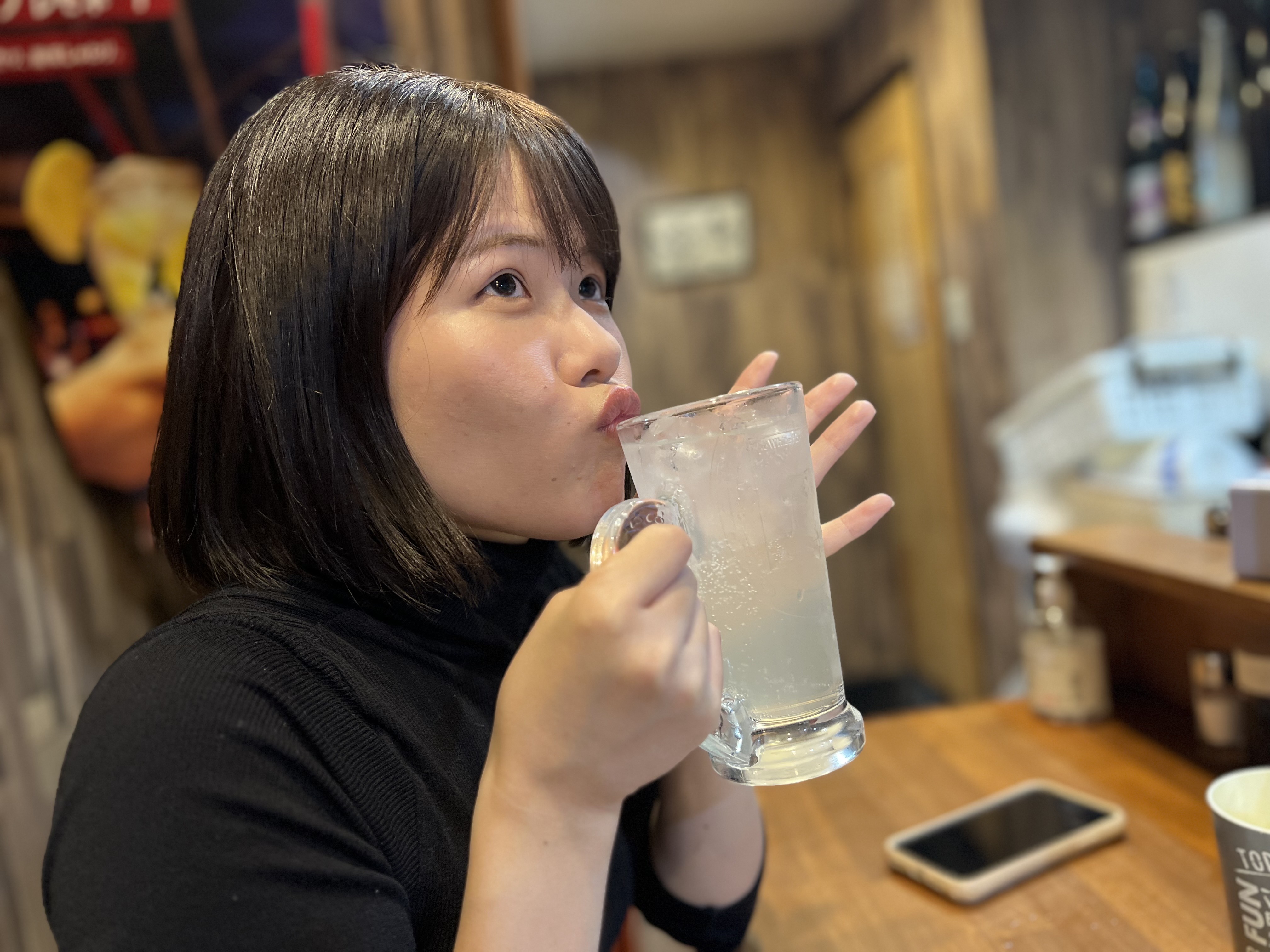 酒を飲んでいる写真